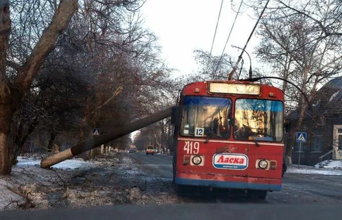 на тролейбус рухнула електроопора