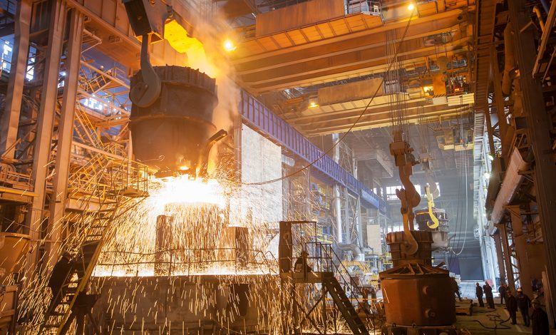Заливка металла на заводе Энергомашспецсталь.