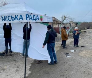 Палатка з водою та харчами.