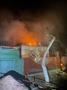 Горить приватний будинок