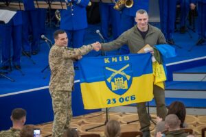 Клічко вручає нагороду бійцям.