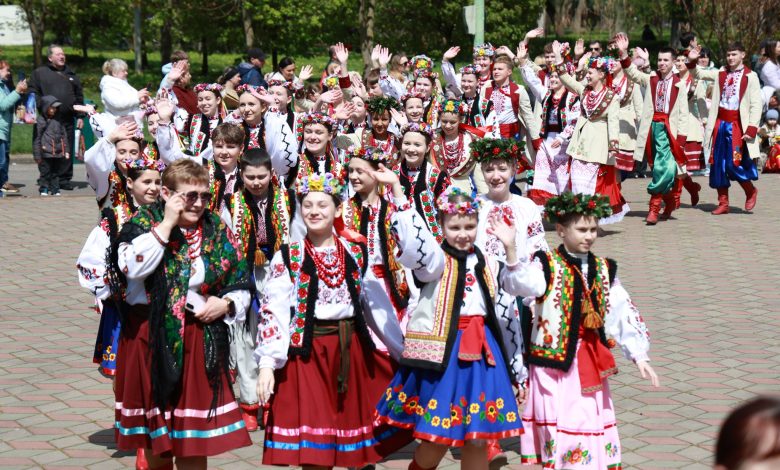 Поділля танцює